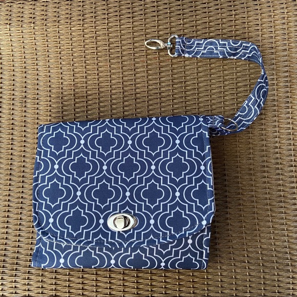 NWOT Lilly Bit pattern cosmetic multipocket bag - Picture 1 of 7